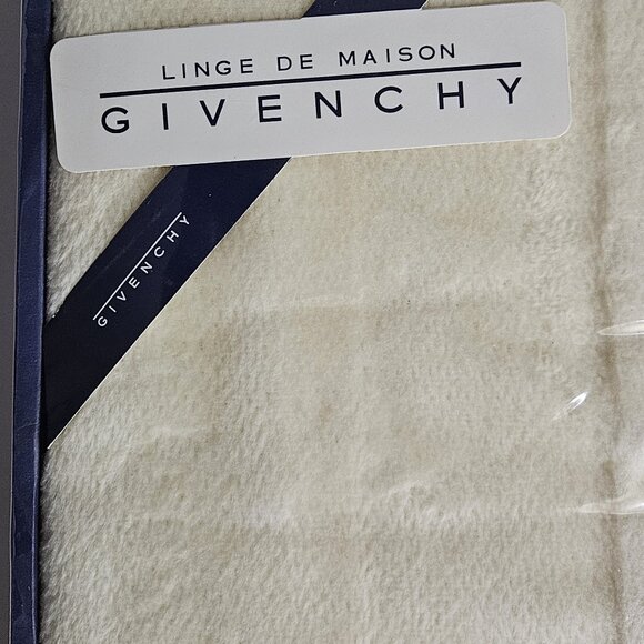 Givenchy Blanket - Picture 5 of 16